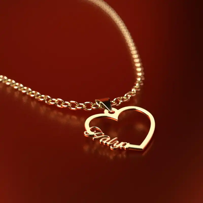 گردنبند طلا 18 عیار زنانه مدوپد مدل اسم halya کد GBB11572 به همراه باکس گل رز جاویدان