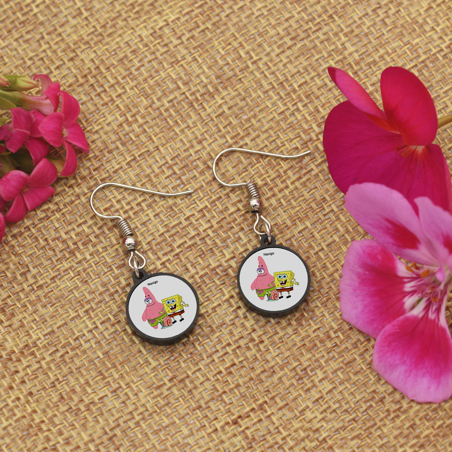 گوشواره زنانه ناکسیگو مدل شب تاب طرح باب اسفنجی کد ES8158 گوشواره زنانه ناکسیگو مدل شب تاب طرح باب اسفنجی کد ES8158