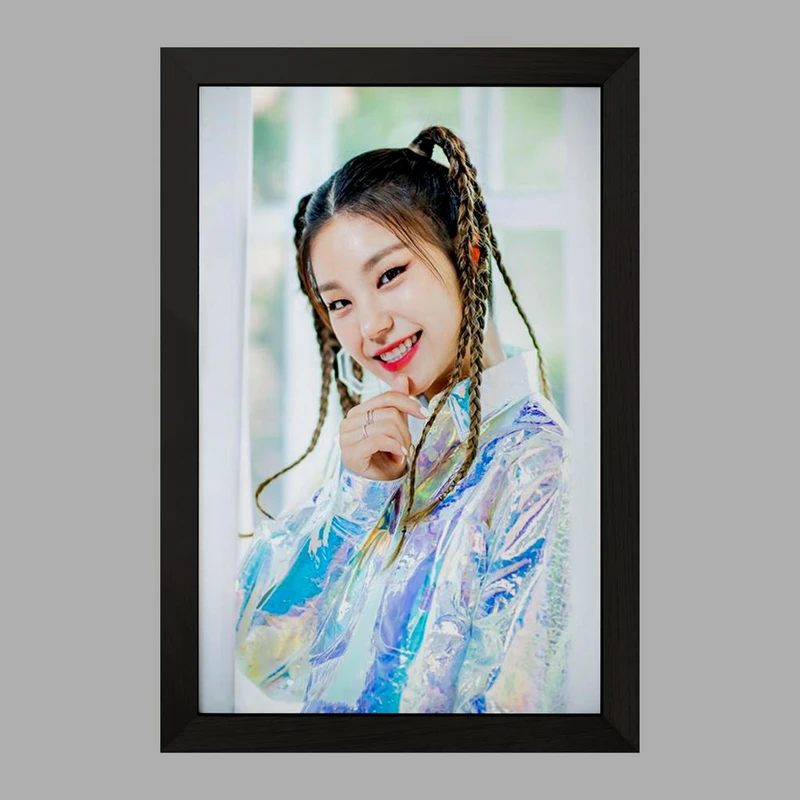 تابلو خندالو مدل یجی گروه ایتزی ITZY  کد 12442