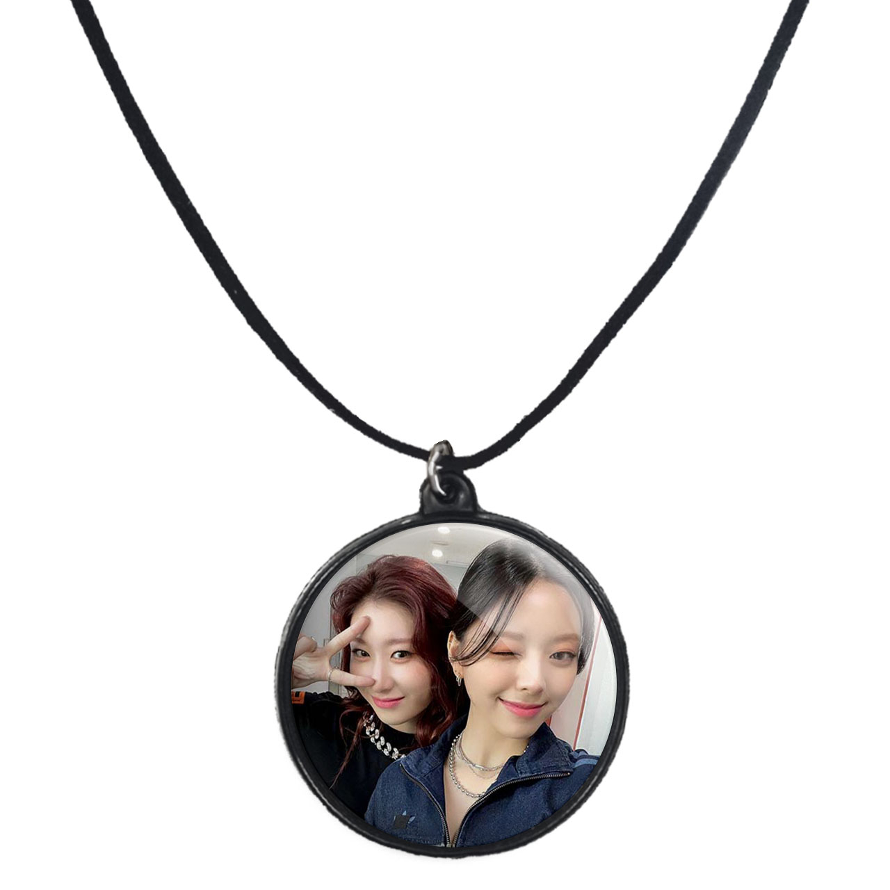 گردنبند پرمانه طرح گروه موسیقی ایتزی کد pmb.13189 مدل دو طرفه