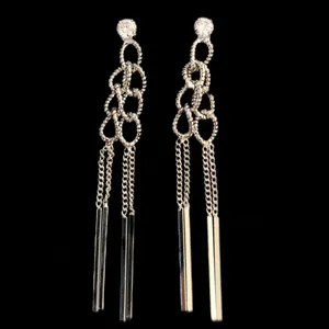 گوشواره زنانه مدل زنجیر نگین دار 