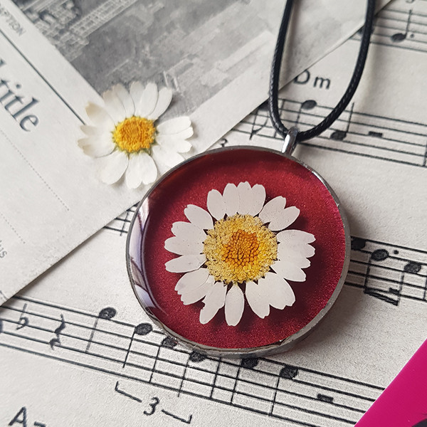 گردنبند دخترانه مدل رزینی طرح بابونه گردنبند دخترانه مدل رزینی طرح بابونه