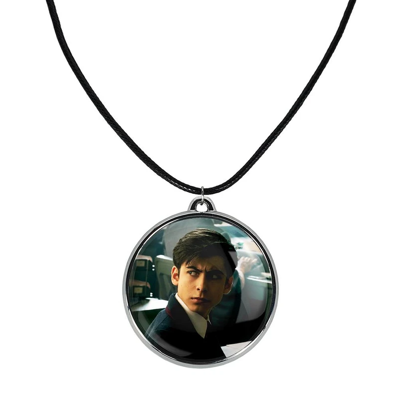 گردنبند خندالو مدل شماره پنج سریال آکادمی آمبرلا The Umberella Academy کد 2854528546