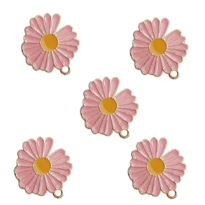 آویز گردنبند دخترانه مدل گل بابونه شیاردار کد 68 بسته 5 عددی