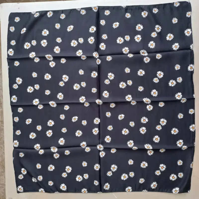 روسری زنانه مدل مینی اسکارف نخی بابونه ای قواره کوچک کد 61