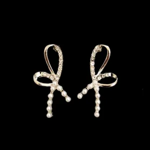 گوشواره میخی زنانه مدل پاپیون نگینی مرواریدی