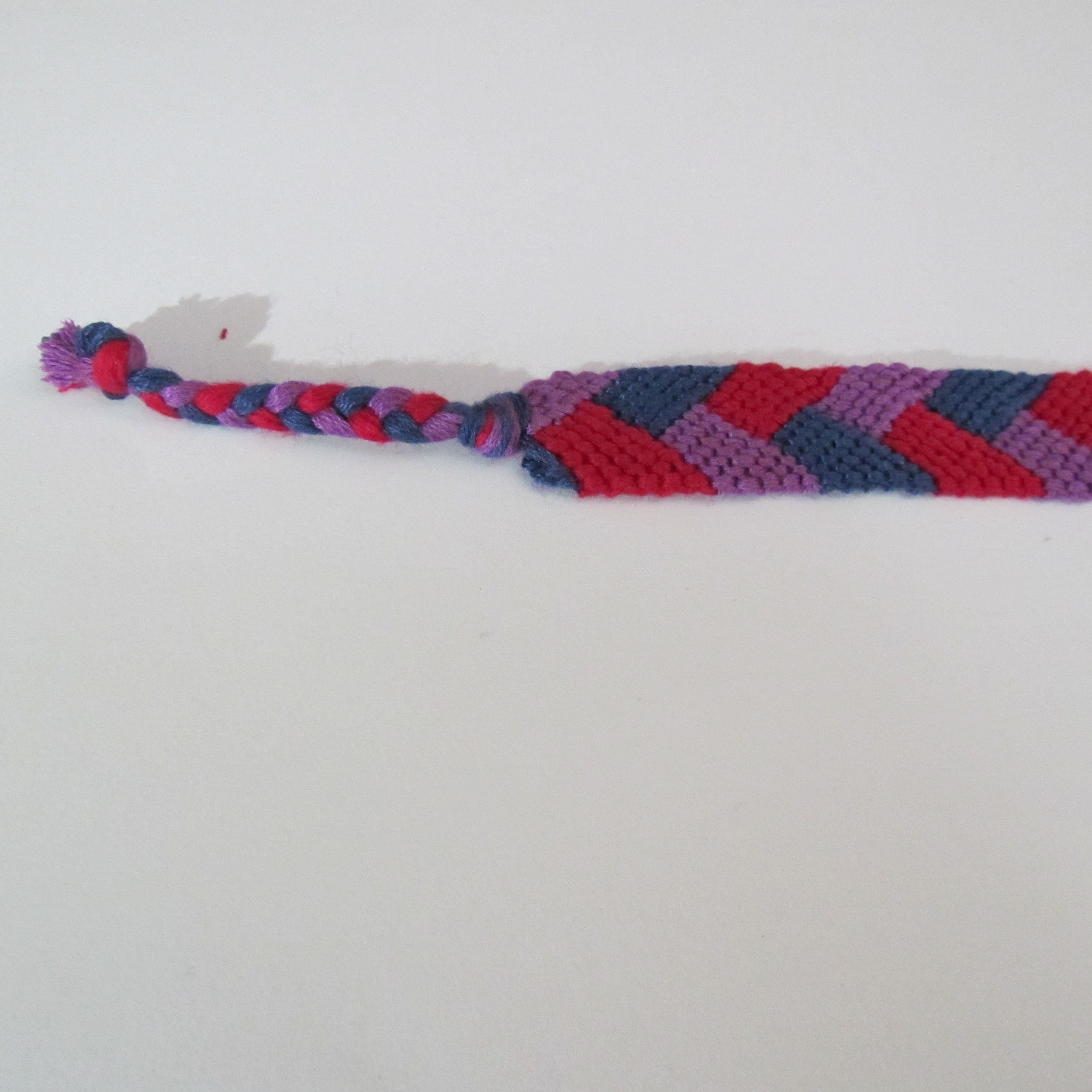 دستبند مدل نخی دستباف کد A5