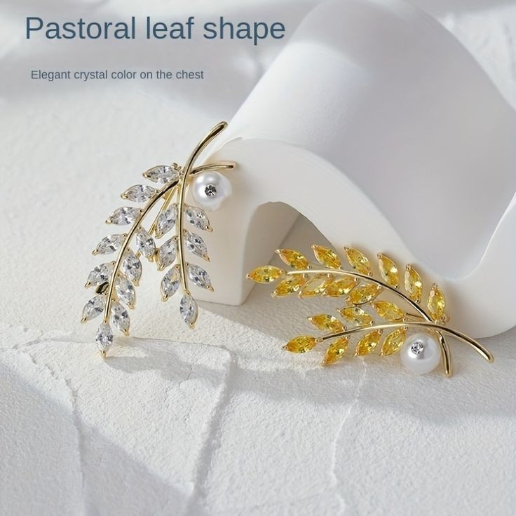 گل سینه زنانه مدل شاخه زمرد طرح مارکیز و تک مروارید کدngr321