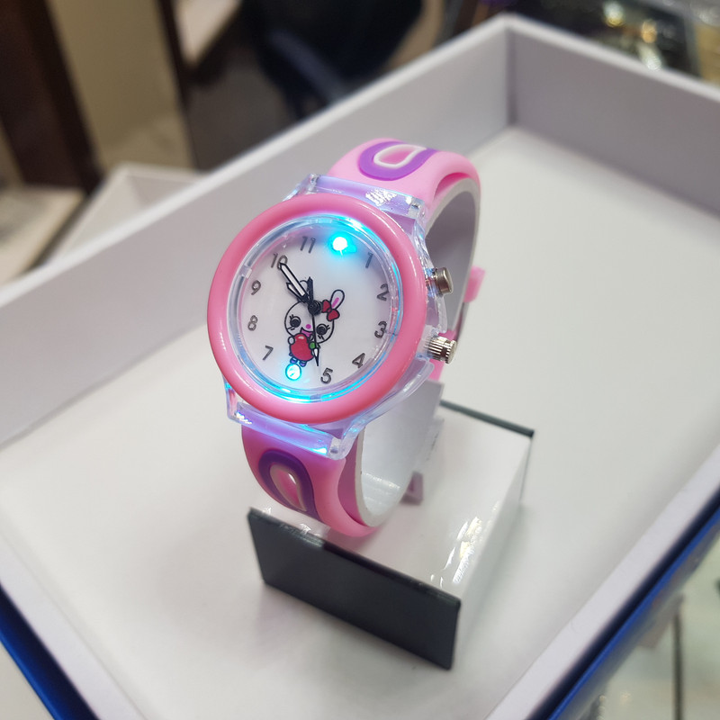 ساعت مچی عقربه ای بچگانه مدل چراغدار عروسکی کد 88ki30 ساعت مچی عقربه ای بچگانه مدل چراغدار عروسکی کد 88ki30