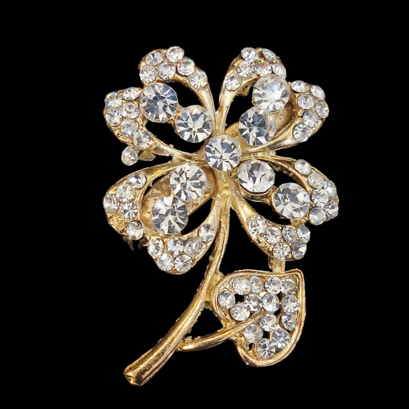 سنجاق سینه زنانه مدل شاخه گل 4 پر و برگ نگیندار کد VENUS-SIN08 سنجاق سینه زنانه مدل شاخه گل 4 پر و برگ نگیندار کد VENUS-SIN08