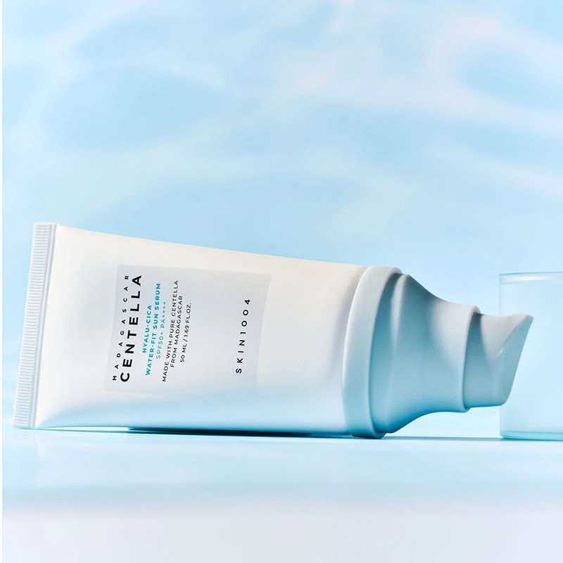 کرم ضد آفتاب بدون رنگ اسکین 1004 SPF 50 مدل Hyalu-Cica Water محافظ UVA ،UVB، مناسب برای انواع پوست، حجم 50 میلی‌لیتر