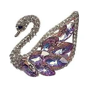 گل سینه زنانه مدل لوکس مرغابی نگین دار