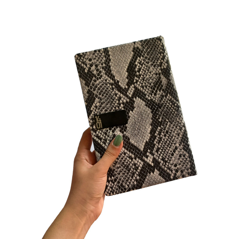 سالنامه سال 1401 مدل باطله طرح پوست ماری به همراه خودکار لیان بسته 2 عددی