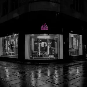  چراغ نئونی دیواری آرن تیم طرح لوگو آدیداس