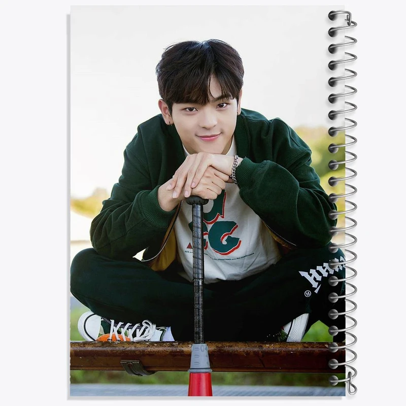 دفتر نقاشی 50 برگ خندالو مدل ووجین گروه استری کیدز Stray Kids کد 11855