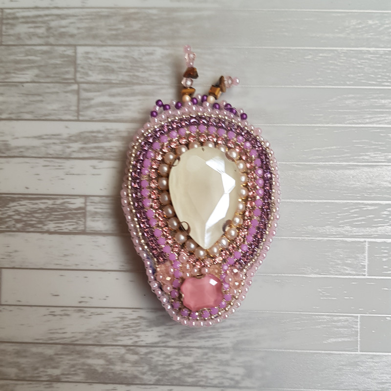 سنجاق سینه زنانه مدل جواهردوزی اشک کد GOL980