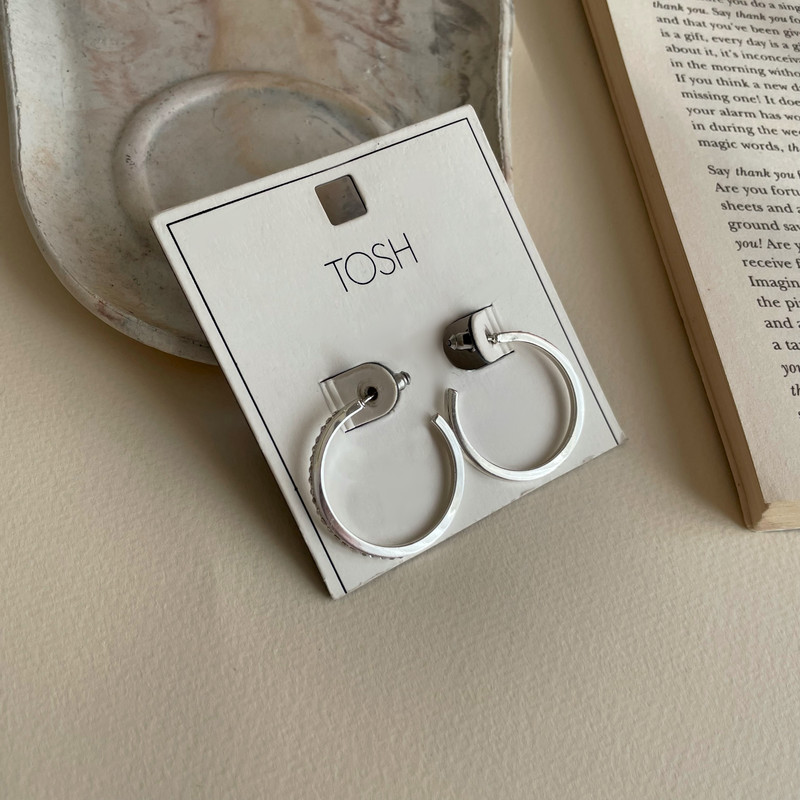 گوشواره زنانه تاش مدل حلقه ای نگین دار گوشواره زنانه تاش مدل حلقه ای نگین دار