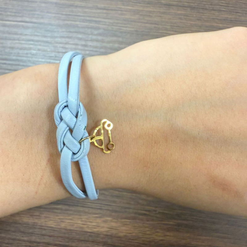 دستبند طلا 18 عیار بچگانه با بند چرمی ماوی گالری مدل ماشین