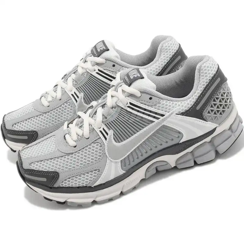 کفش پیاده روی مدل زوم وومرو 5