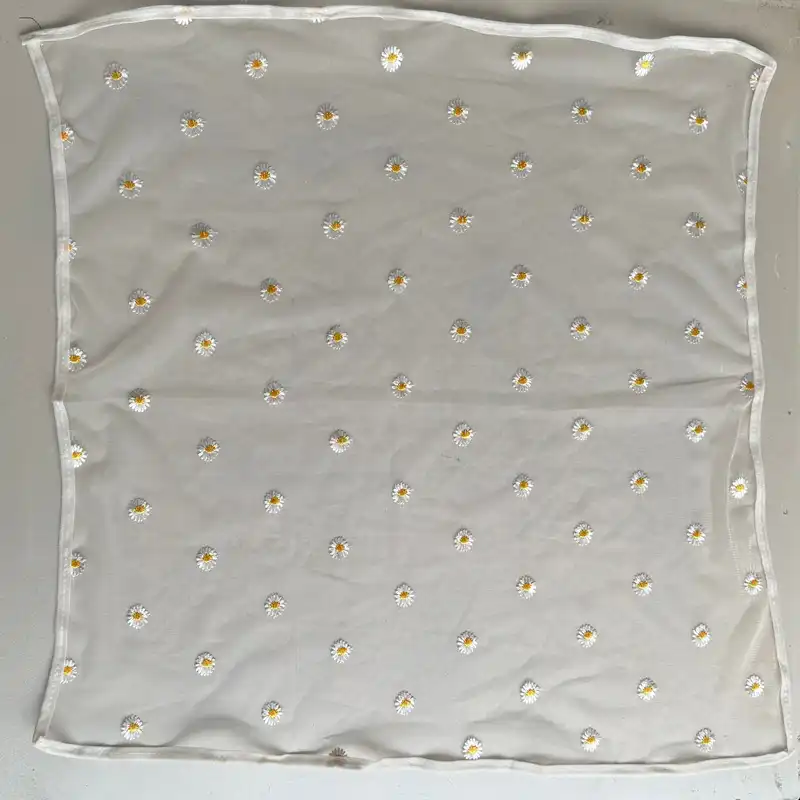 روسری زنانه مدل توری گل بابونه ای کد 60