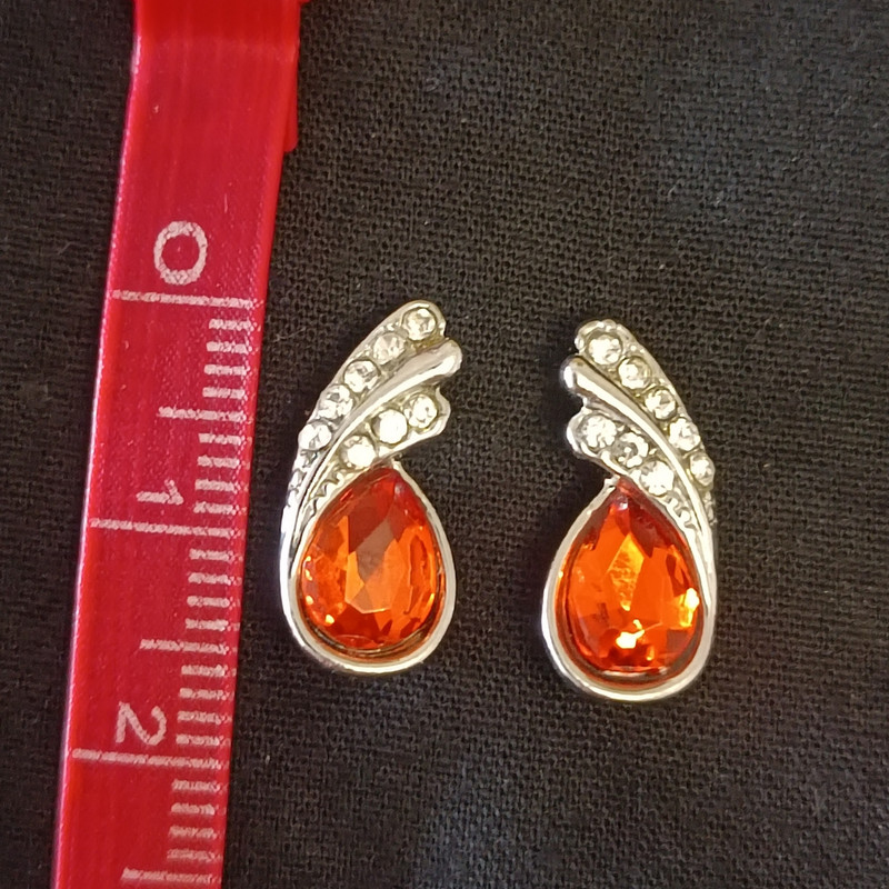 گوشواره زنانه مدل اشک نگین دار گوشواره زنانه مدل اشک نگین دار