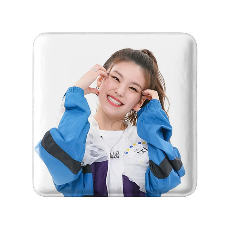 مگنت خندالو طرح لیا گروه ایتزی ITZY  مدل مربعی کد 20197