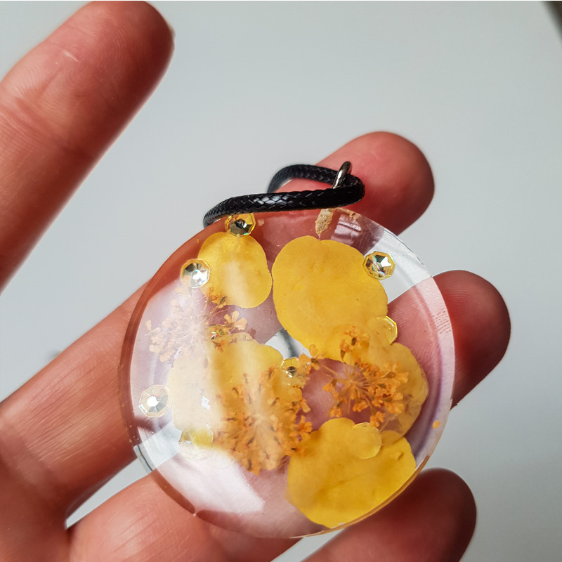 گردنبند دخترانه مدل رزینی طرح گل خشک 2