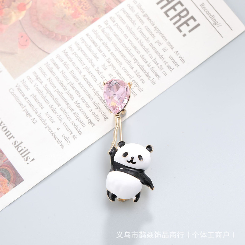 گل سینه زنانه مدل پاندا 87 گل سینه زنانه مدل پاندا 87