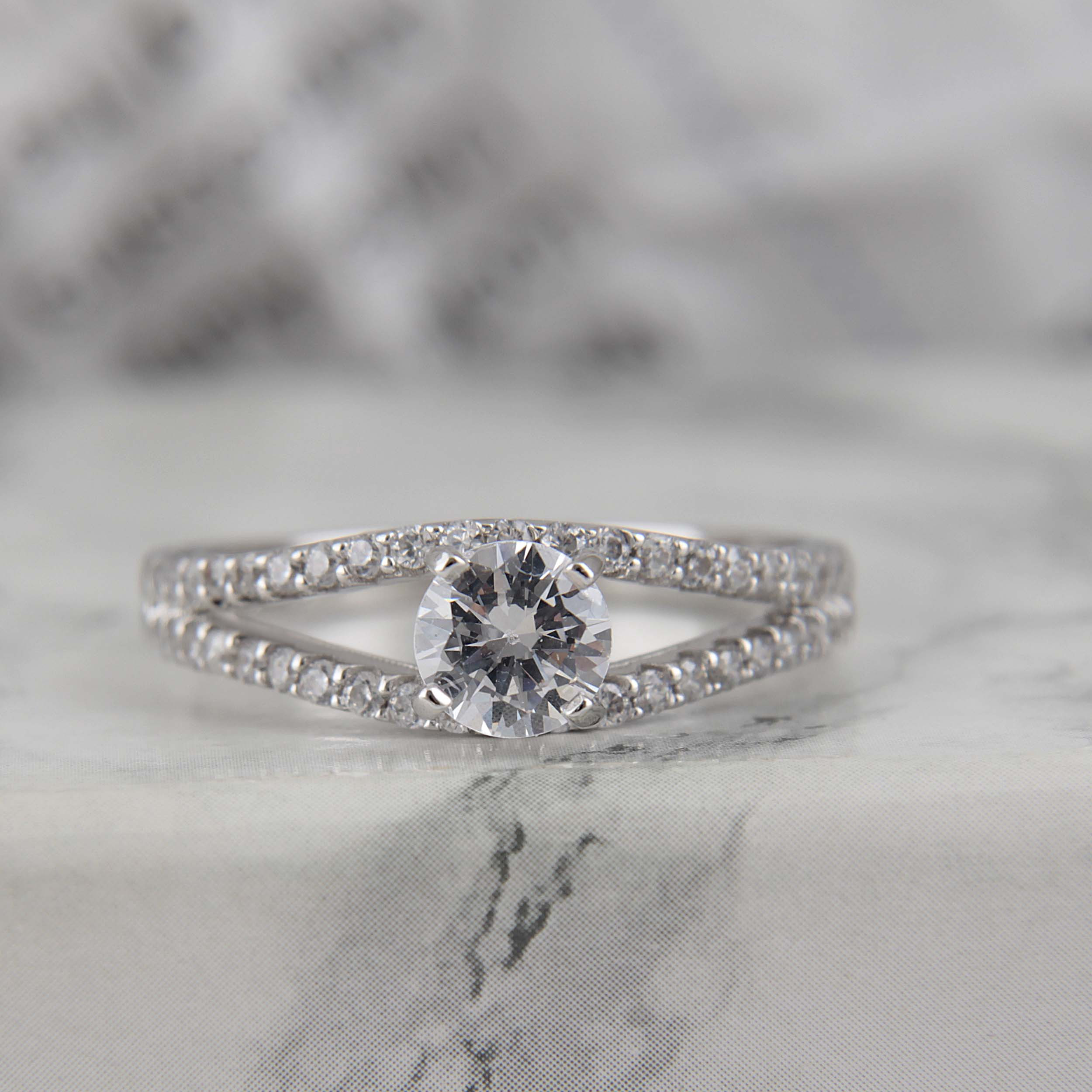 انگشتر نقره زنانه بازرگانی میلادی مدل نگین برلیان اتمی ابکاری رادیوم کد AWR_1430