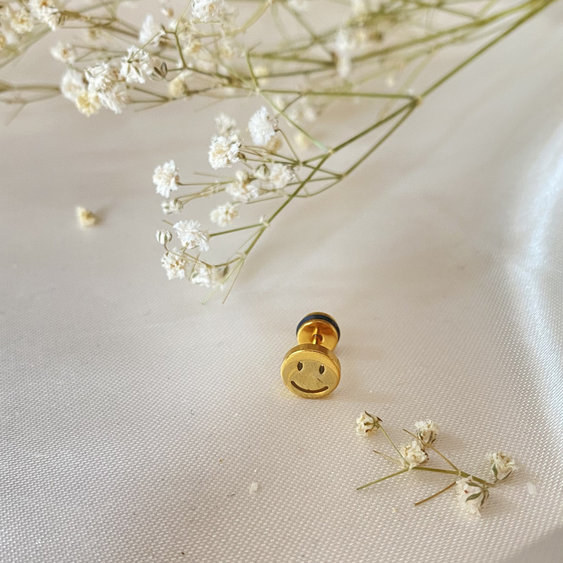 پیرسینگ گوش مدل اموجی لبخند پیرسینگ گوش مدل اموجی لبخند