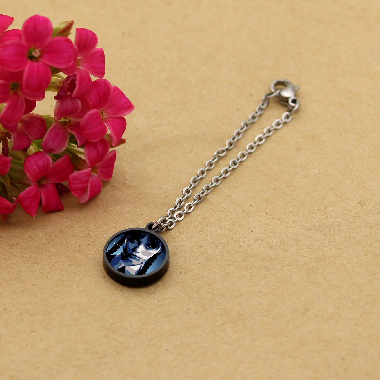 آویز ساعت زنانه ناکسیگو مدل شب تاب طرح Wednesday کد AW7273 آویز ساعت زنانه ناکسیگو مدل شب تاب طرح Wednesday کد AW7273