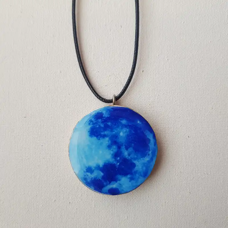 گردنبند مدل رزینی طرح ماه شبتاب