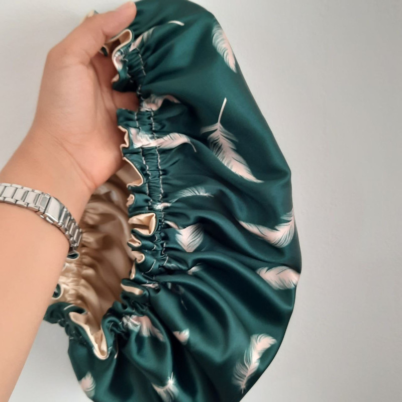 رو بالشی مدل ساتن ابریشم طرح پر به همراه کلاه خواب و چشم بند و کش مو