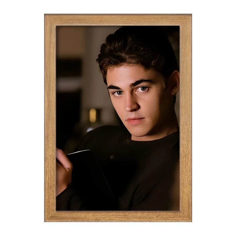 تابلو خندالو مدل هرو فاینز تیفین (Hero Fiennes Tiffin) کد F10255