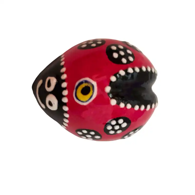 مگنت سفالی طرح کفشدوزک مدل نقش برجسته کد 5022