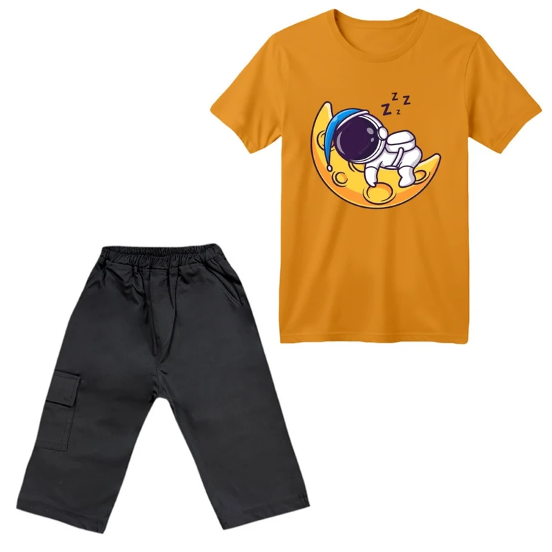ست تی‌شرت آستین کوتاه و شلوارک پسرانه مدل فضانورد کد ۴ رنگ پرتقالی