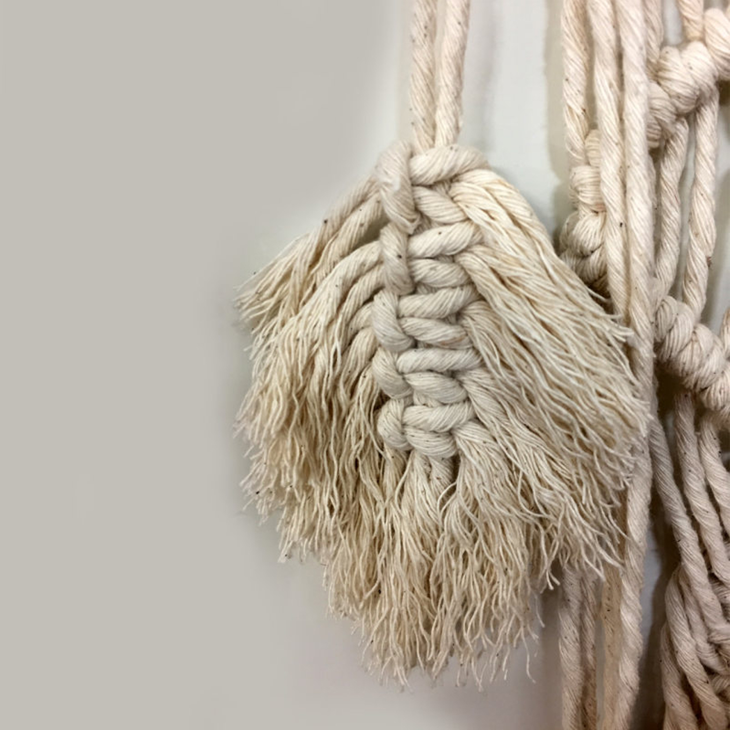 دیوارکوب گلدان هنریسان بافتنی مدل شقایق