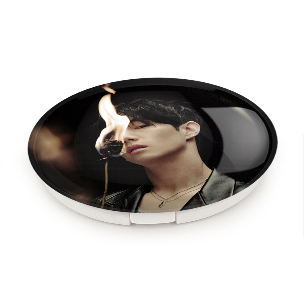 آینه جیبی خندالو طرح مارک گروه گات سون GOT7 مدل تاشو کد 21010 آینه جیبی خندالو طرح مارک گروه گات سون GOT7 مدل تاشو کد 21010
