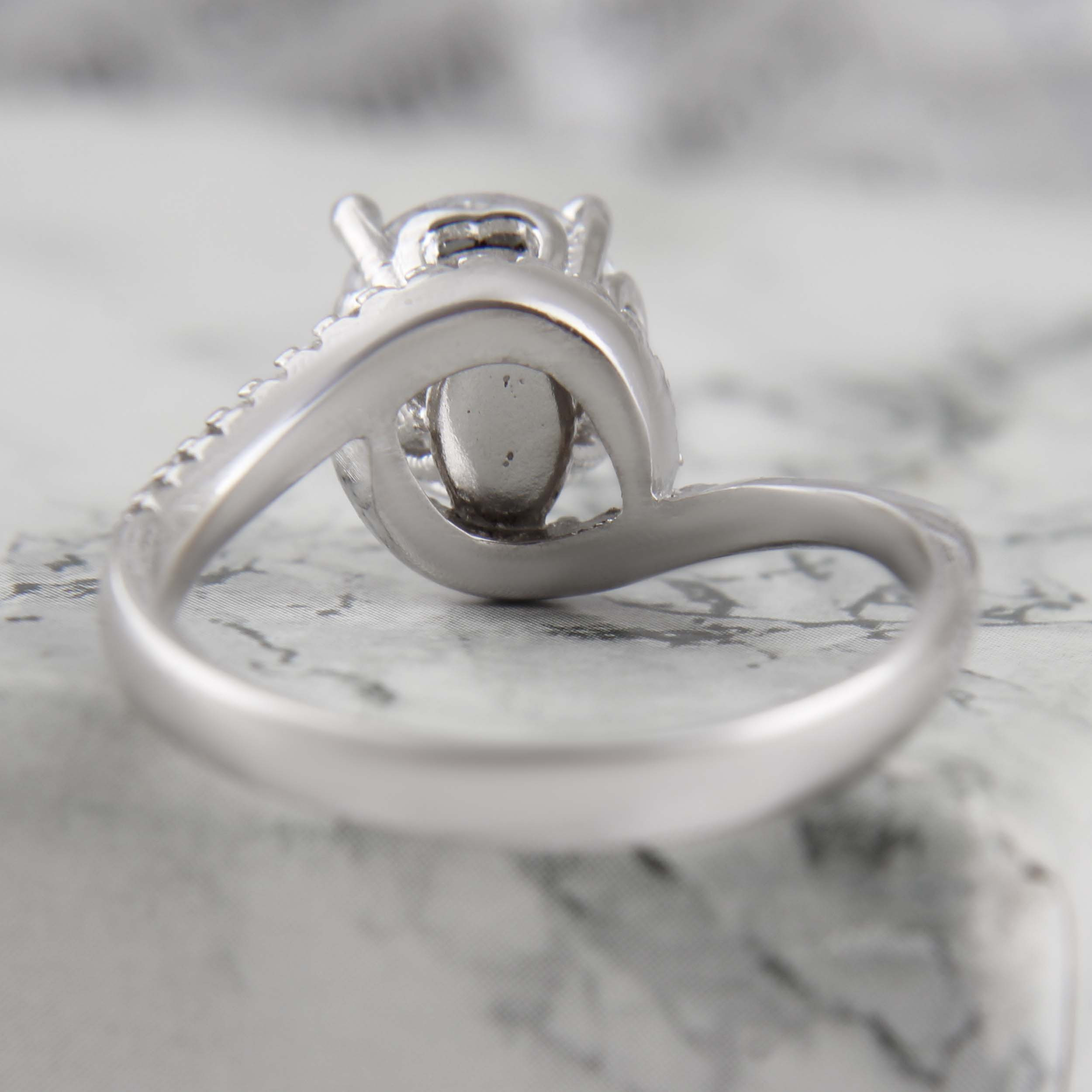 انگشتر نقره زنانه بازرگانی میلادی مدل نگین برلیان اتمی طرح نامزدی ابکاری رادیوم کد AWR_1425