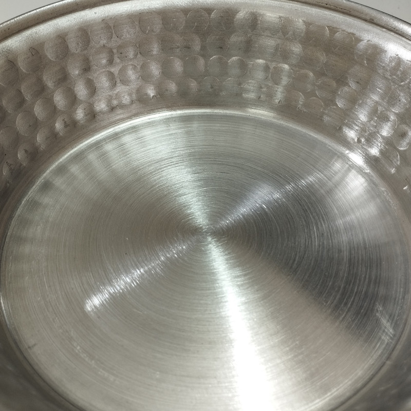 تابه نقره فام آلومین مدل تک دسته طرح چکشی سایز 20