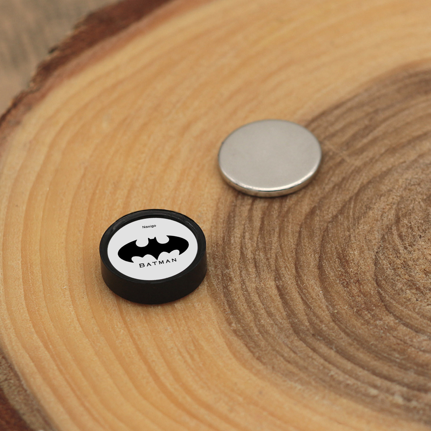 پیرسینگ گوش ناکسیگو مدل شب تاب طرح بتمن کد PM6560