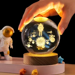 چراغ خواب مدل گوی کریستال طرح فضانورد و کهکشان