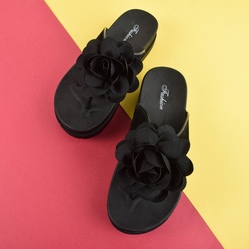 دمپایی لاانگشتی زنانه نیکتا مدل گلدار BK.2861