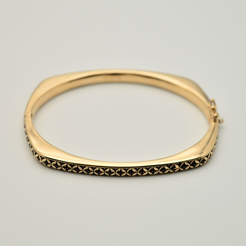 دستبند النگویی طلا 18 عیار زنانه مدل سیاه قلم 01 دستبند النگویی طلا 18 عیار زنانه مدل سیاه قلم 01