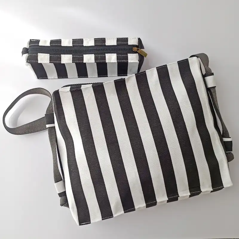 کیف دوشی زنانه مدل موژان راه راه به همراه کیف لوازم آرایش