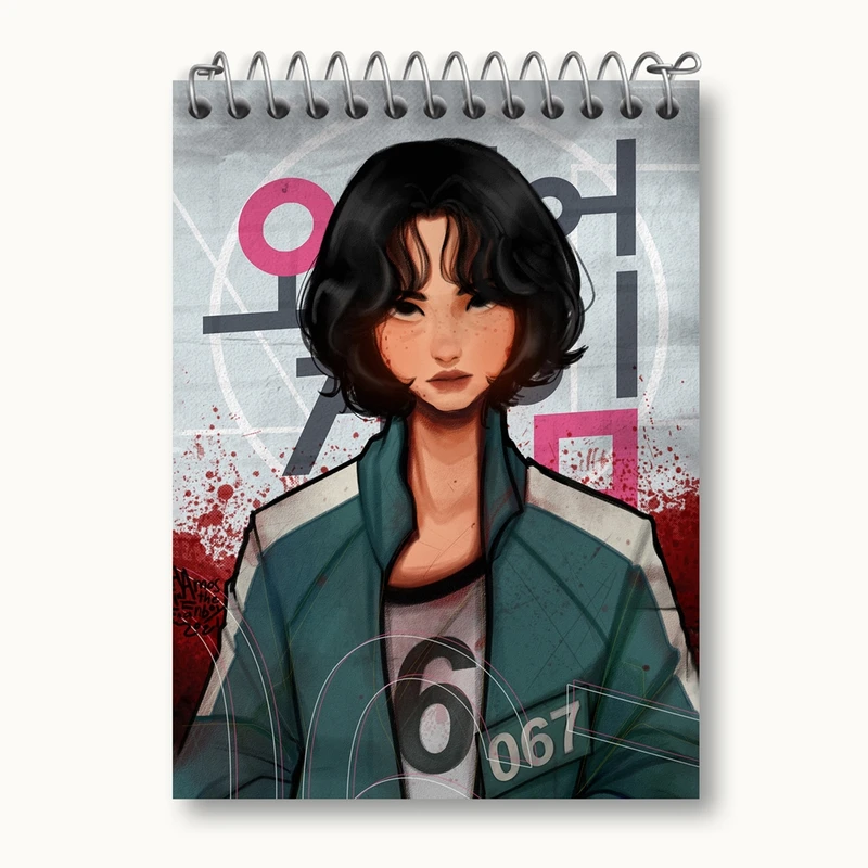 دفتر یادداشت 50 برگ خندالو مدل کانگ سه بیوک بازی مرکب Squid Game کد 10830