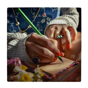  کاشی کارنیلا طرح بانوی نویسنده مدل لوحی کد klh2368 
