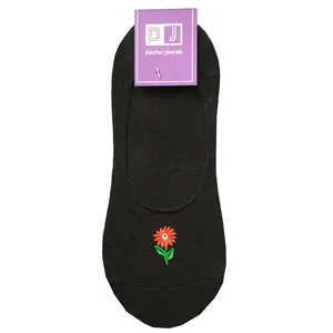 جوراب کالج زنانه دکتر جوراب مدل گلدوزی طرح گل سرخ کد 402405-2