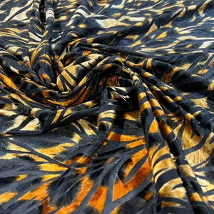 پارچه لباس عرض 1.5 متر مدل مخمل کش طرحدار رنگ طلایی