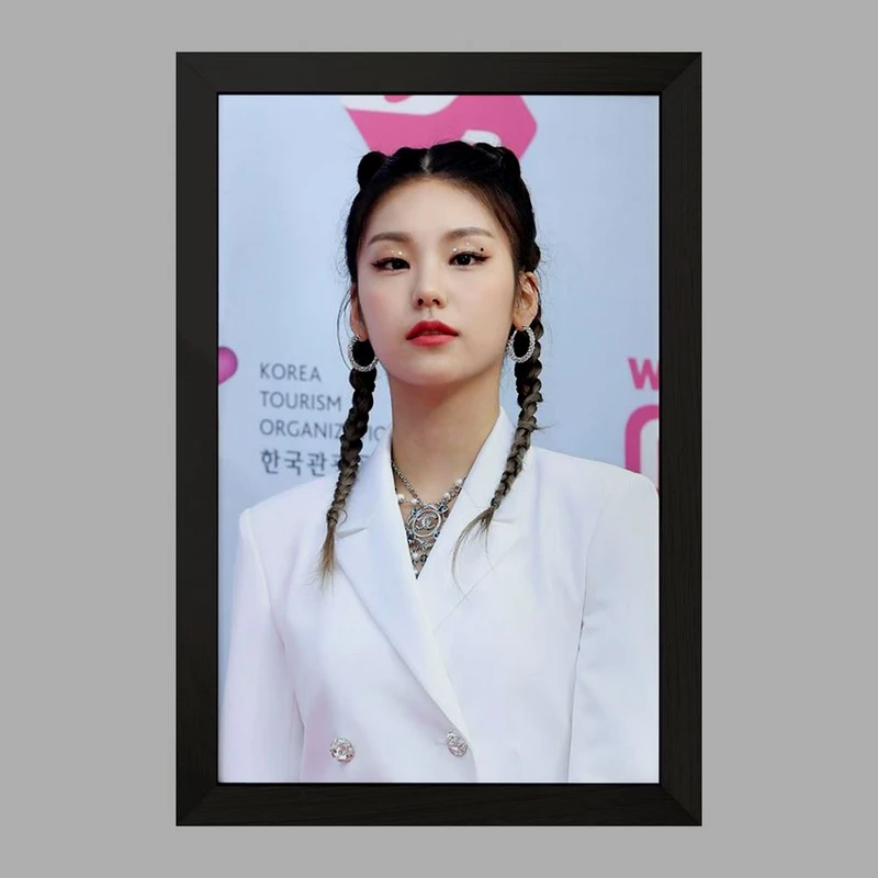 تابلو خندالو مدل یجی گروه ایتزی ITZY  کد 12448